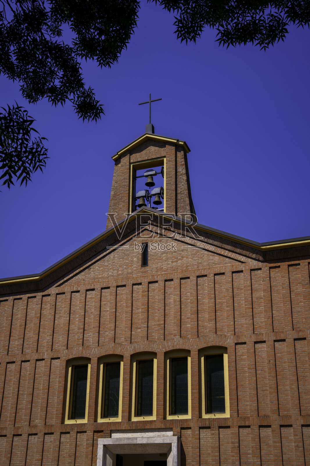 教堂钟楼在天空中耸立，象征着信仰、时间和传统，伴随着其持久的建筑和精神存在，回响在城镇和世纪之间。照片摄影图片