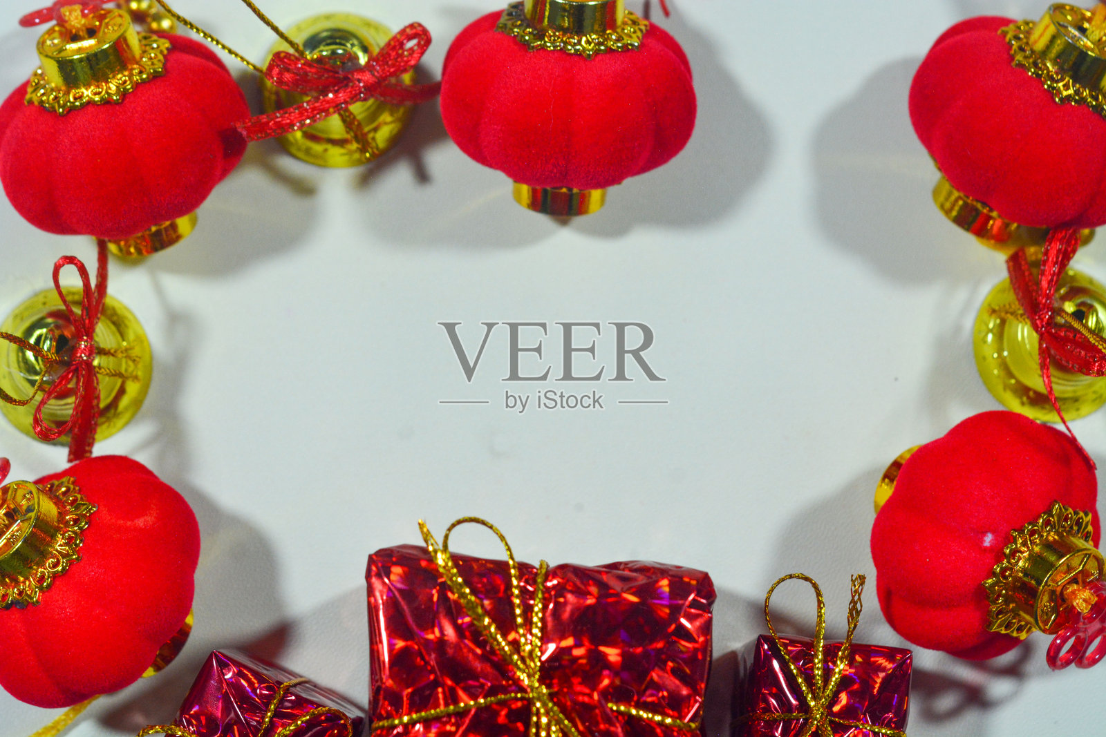 红白主题的圣诞背景，包含物品、星星和礼品盒照片摄影图片