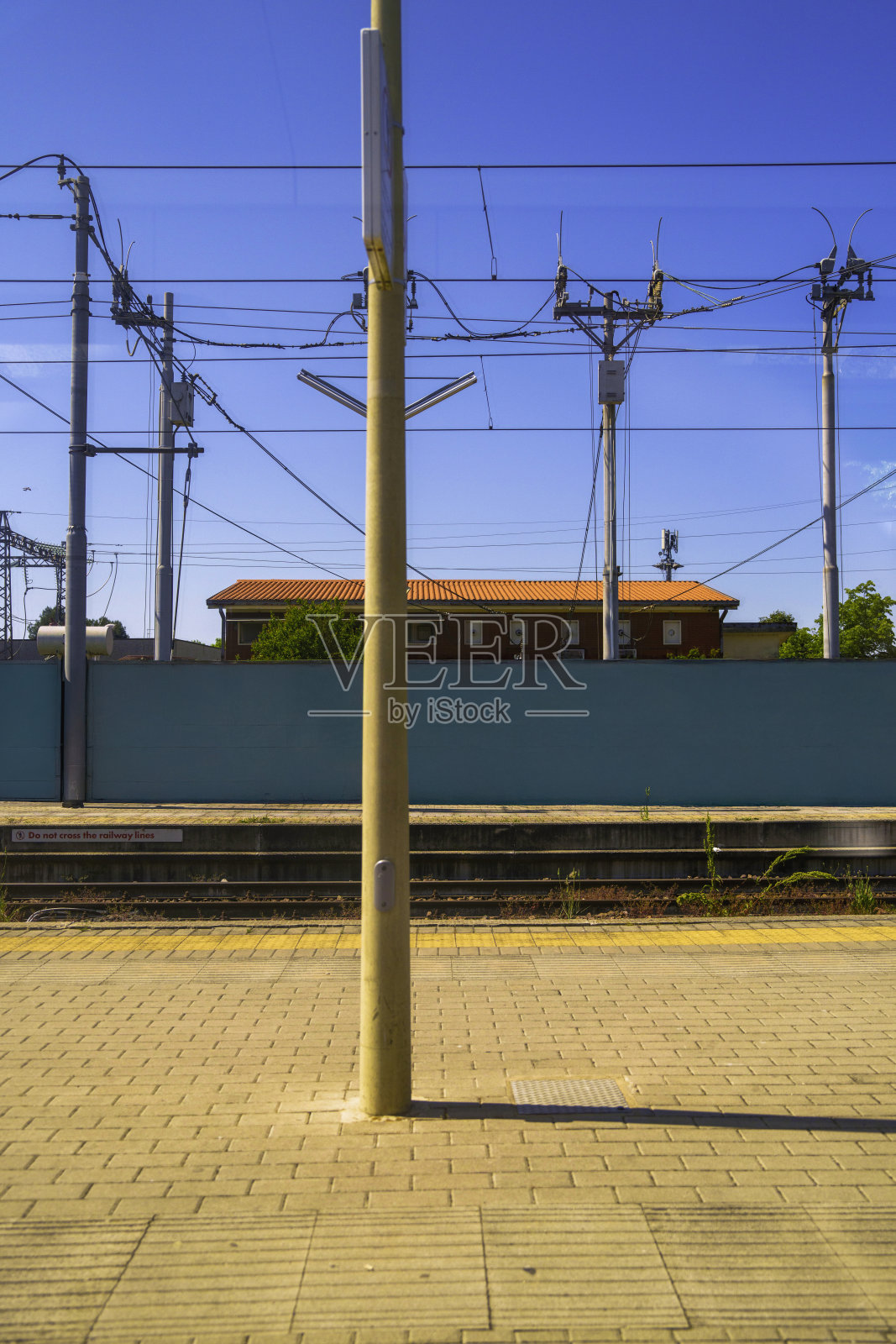 抽象的形状和线条从意大利火车轨道旁瞬息万变的场景中浮现，运动、光线和风景交融成一种速度与感知的节奏。照片摄影图片