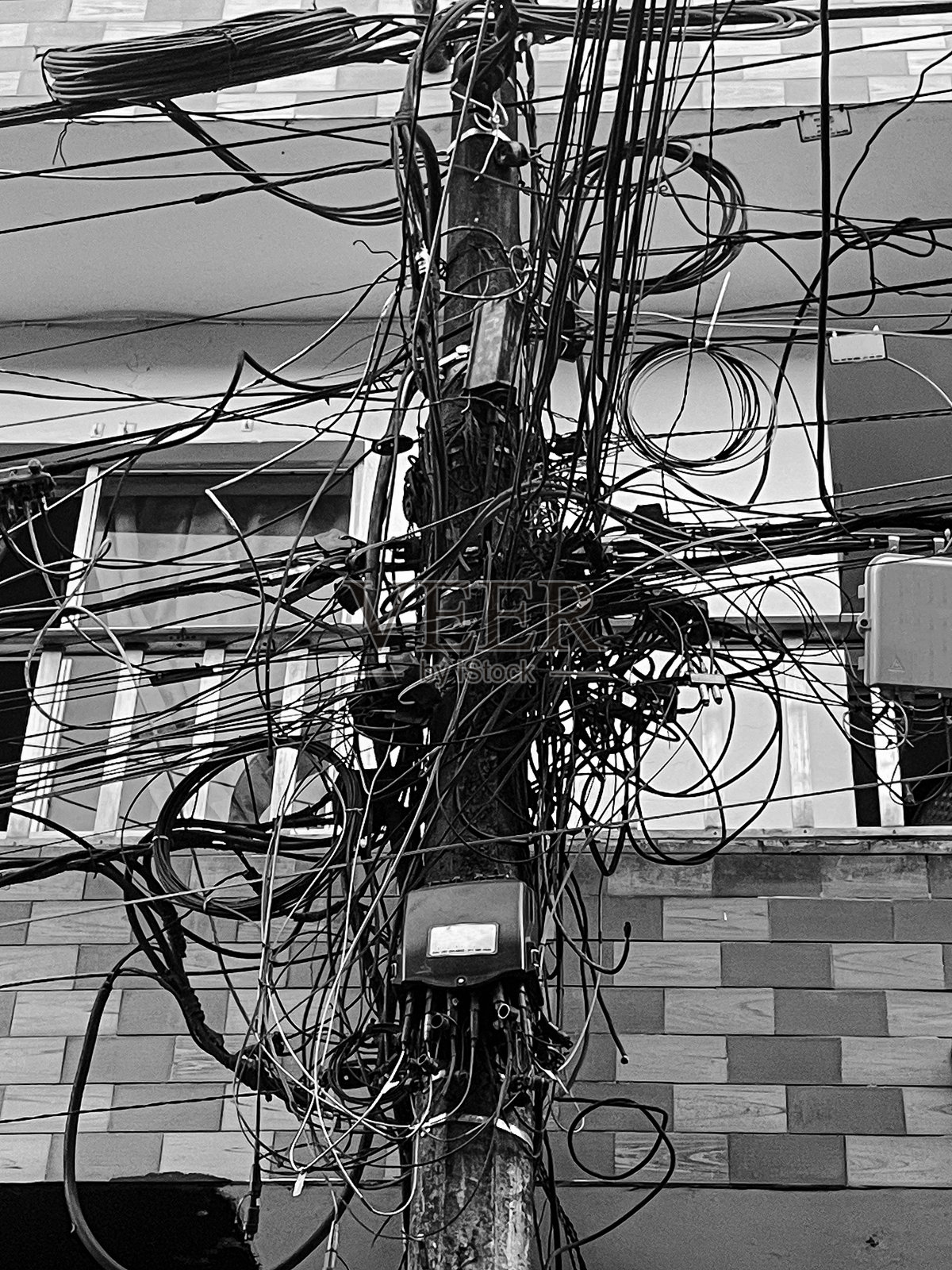 拉丁美洲城市的城市电力杆上杂乱的电缆纠缠照片摄影图片