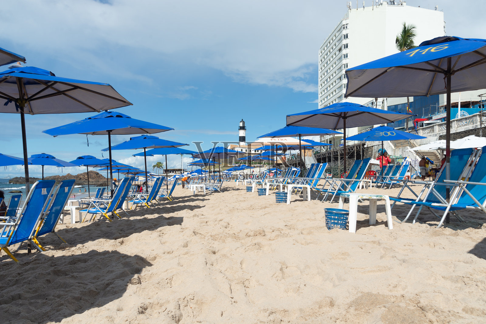 巴伊亚州萨尔瓦多市著名明信片景点——巴拉灯塔海滩的景观。照片摄影图片