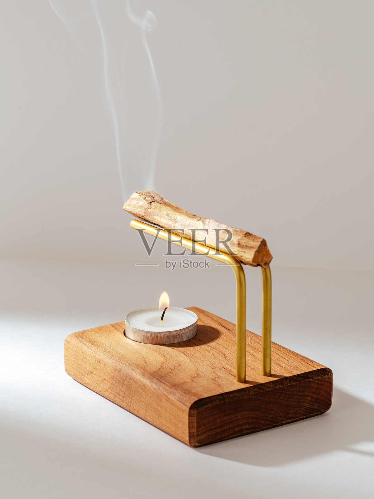 巴洛圣木木架。巴洛圣木香棒。照片摄影图片