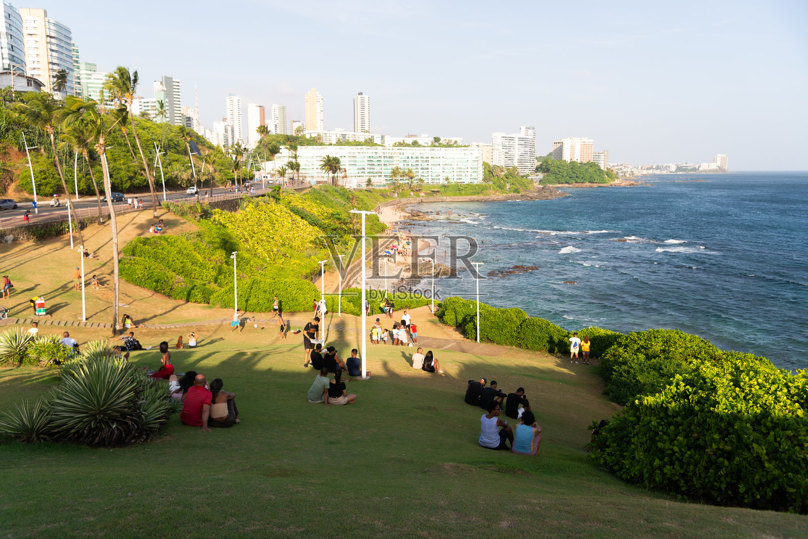 人们在巴伊亚州萨尔瓦多的法罗尔达巴拉海滩上享受阳光明媚的海滩时光。照片摄影图片