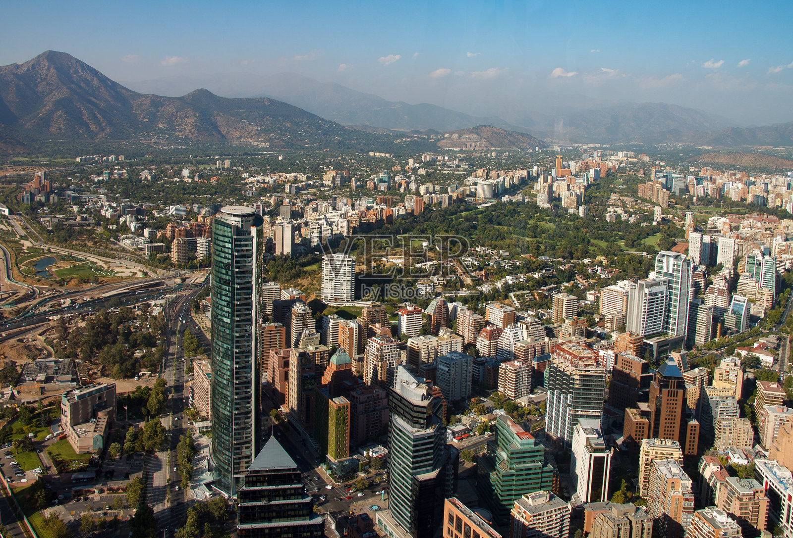 智利圣地亚哥的城市景观及安第斯山脉的俯瞰图照片摄影图片