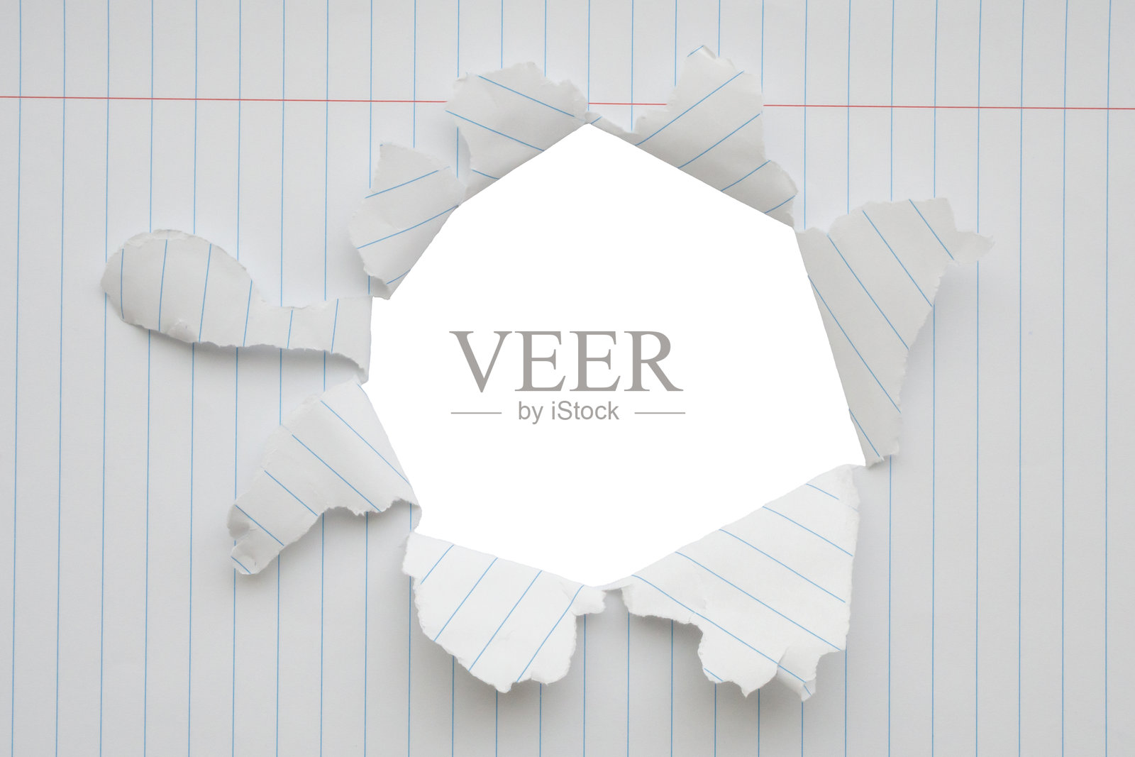 撕裂的纸张孔，孤立在白色背景上照片摄影图片