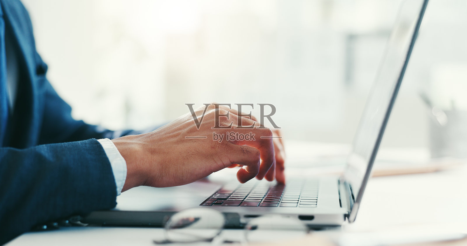 手、商务人士与笔记本电脑、键盘，正在输入互联网、电子邮件和财务报告。人员、特写镜头和员工使用电脑、会计和预算提案、网络或收入增长。照片摄影图片