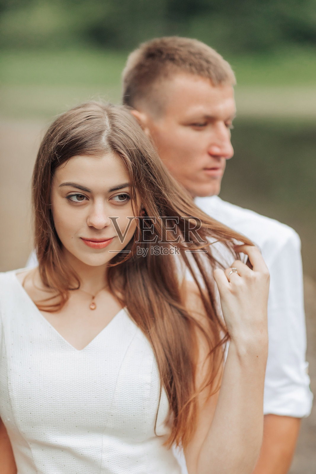 一男一女站在一起照片摄影图片