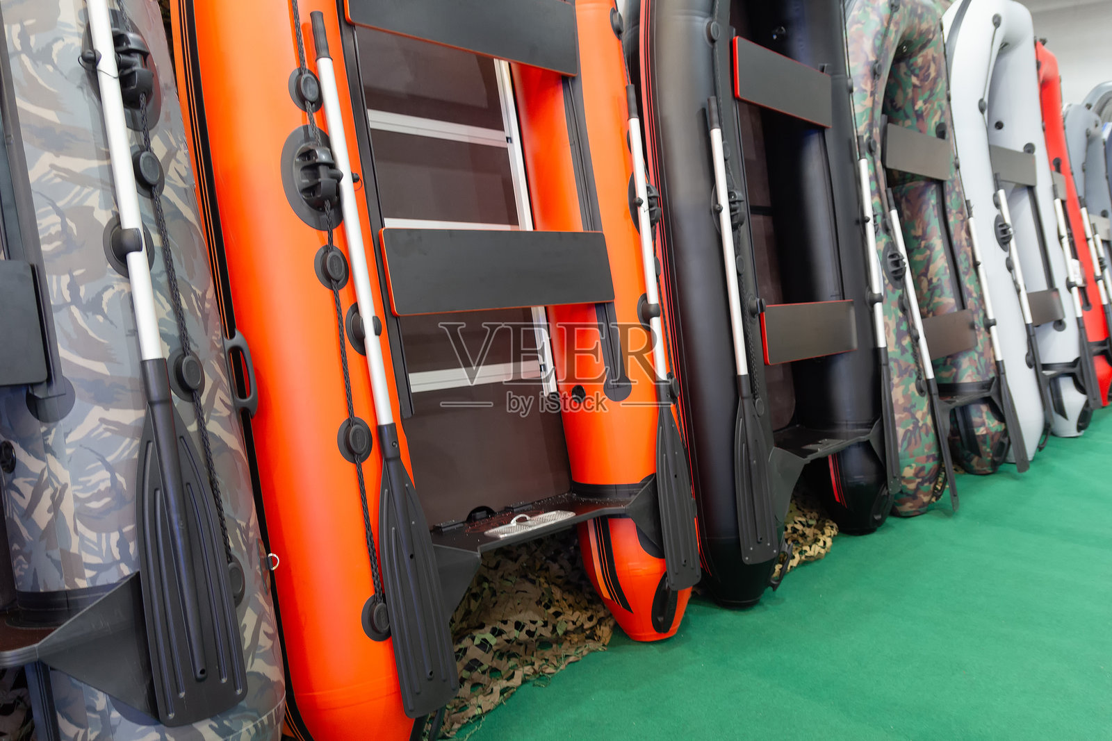 商店里的充气橡胶钓鱼船照片摄影图片