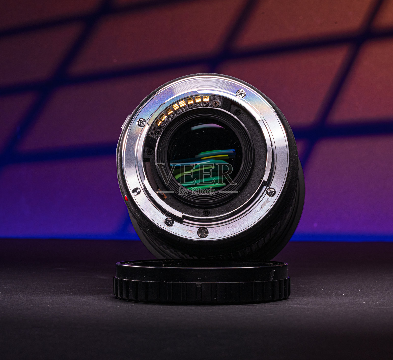 相机镜头与艺术背景上的彩色光线反射。照片摄影图片