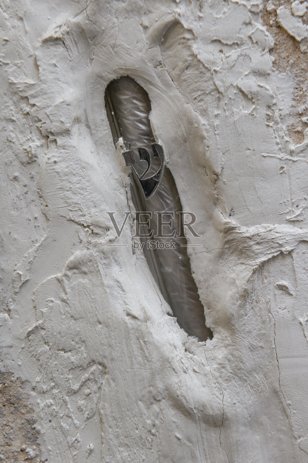 在以色列耶路撒冷一所住宅的入口处，贴在石墙上的犹太门柱。照片摄影图片