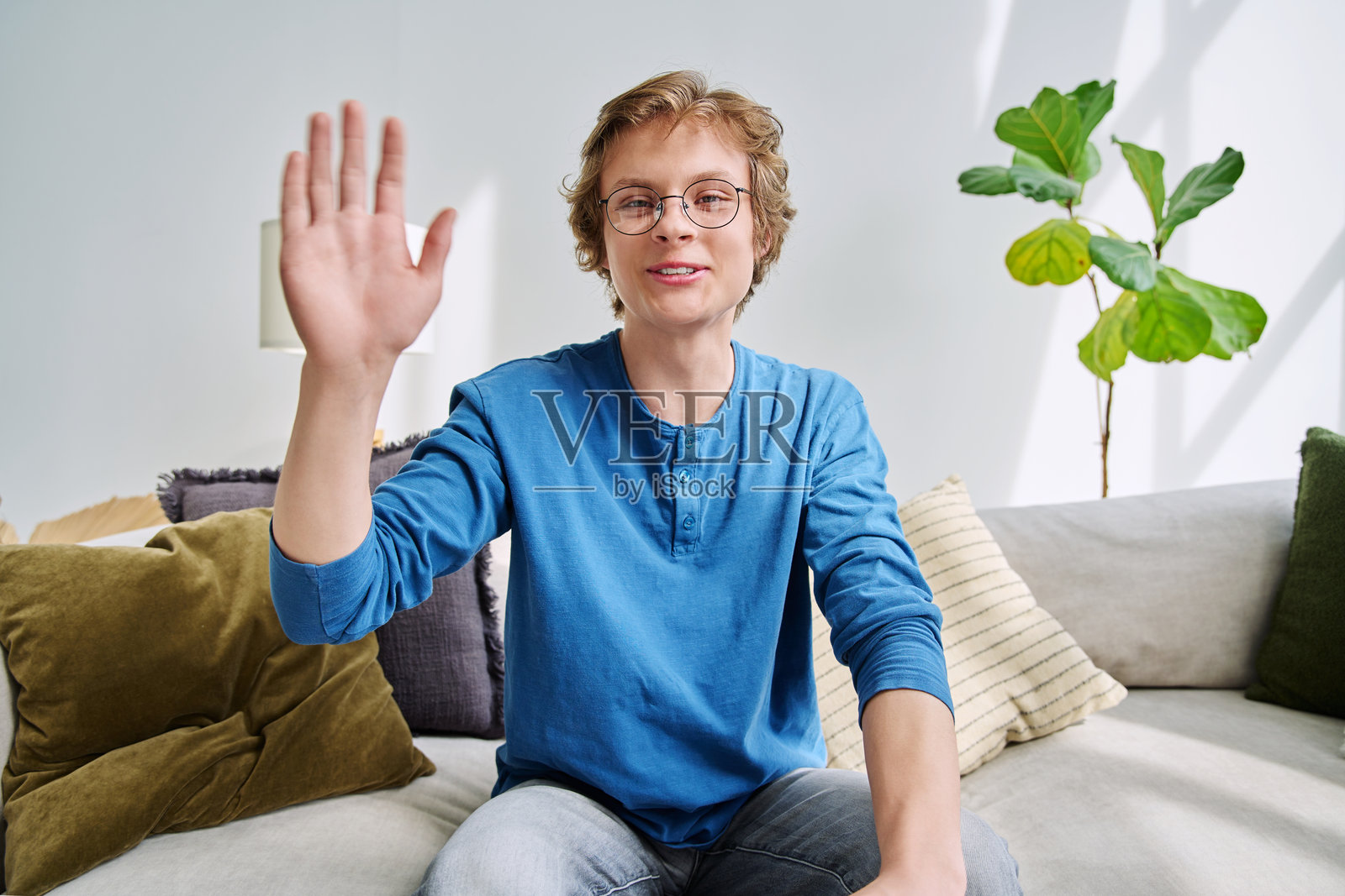 戴眼镜的男性学生青少年在家中坐着的网络摄像头肖像照片摄影图片