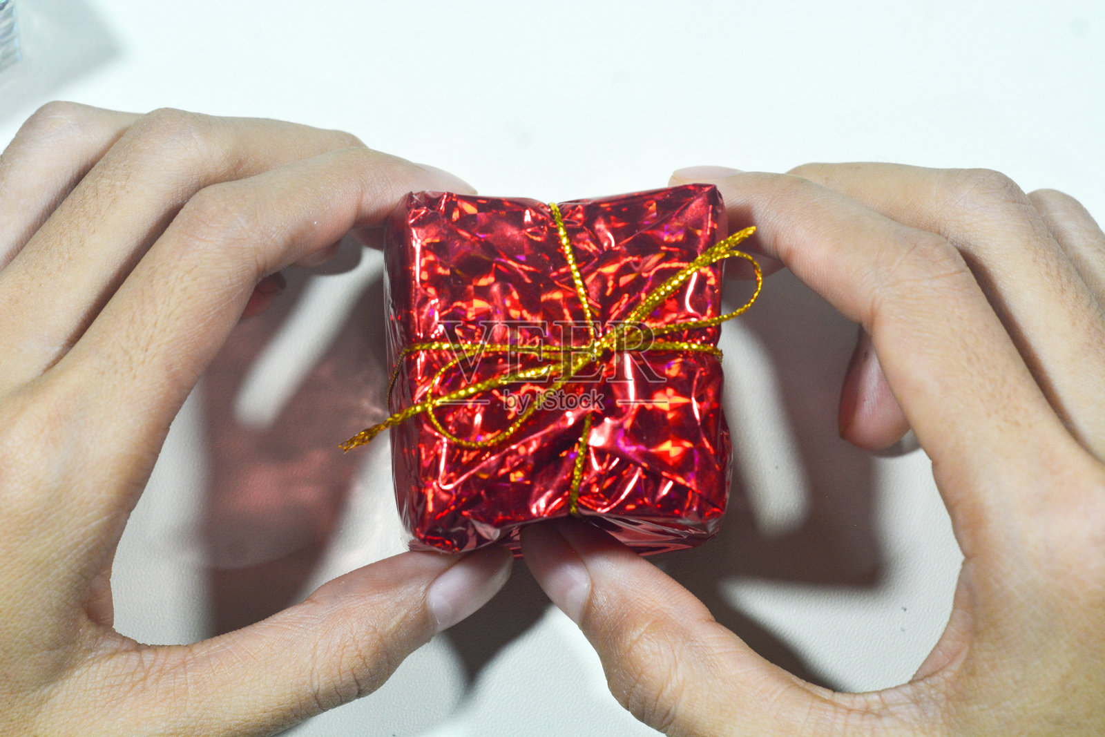 红白主题的圣诞背景，包含物品、星星和礼品盒照片摄影图片