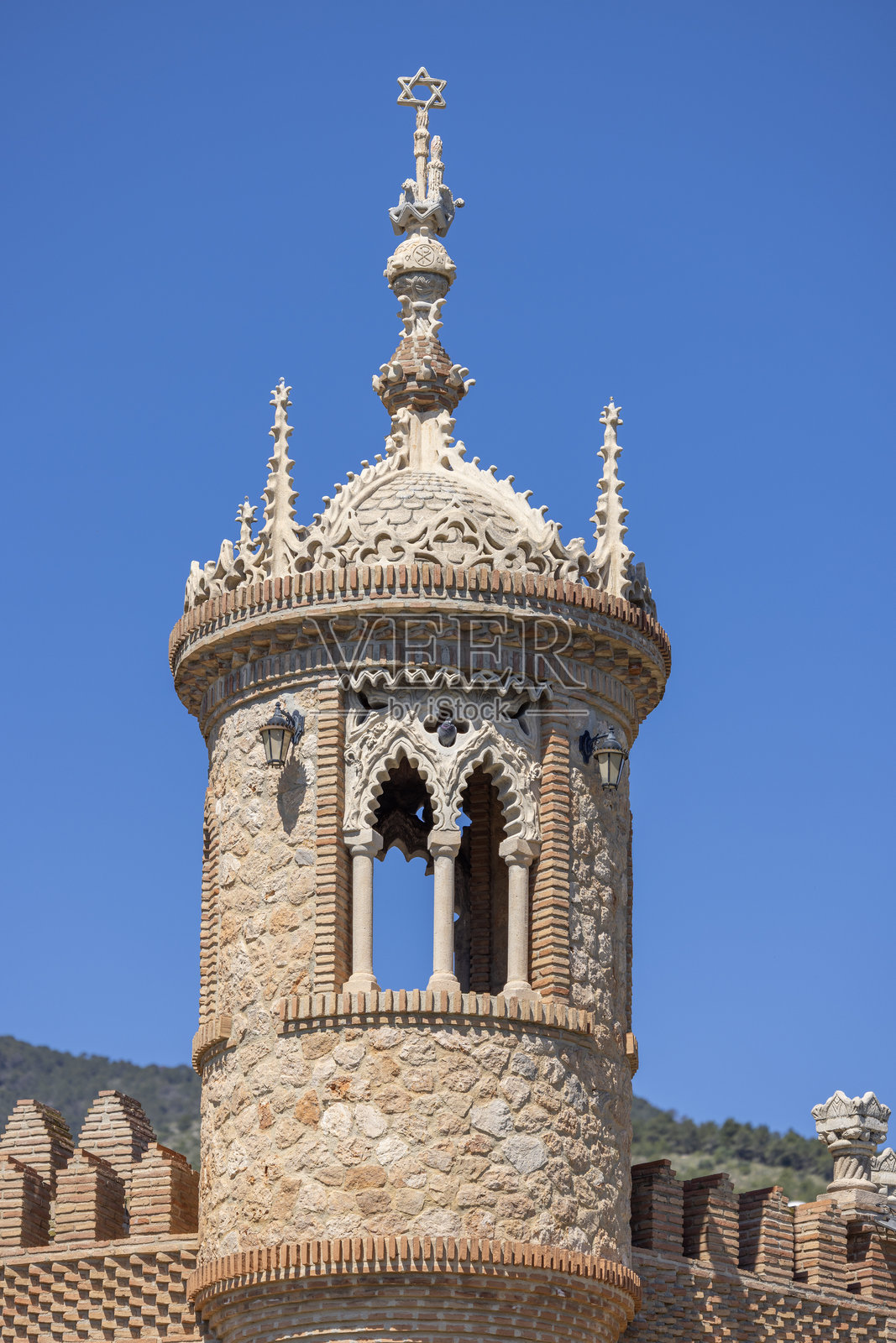 科洛马雷斯纪念碑（科洛马雷斯城堡），为纪念克里斯托弗·哥伦布而设计的华丽城堡，西班牙，贝纳尔马德纳照片摄影图片