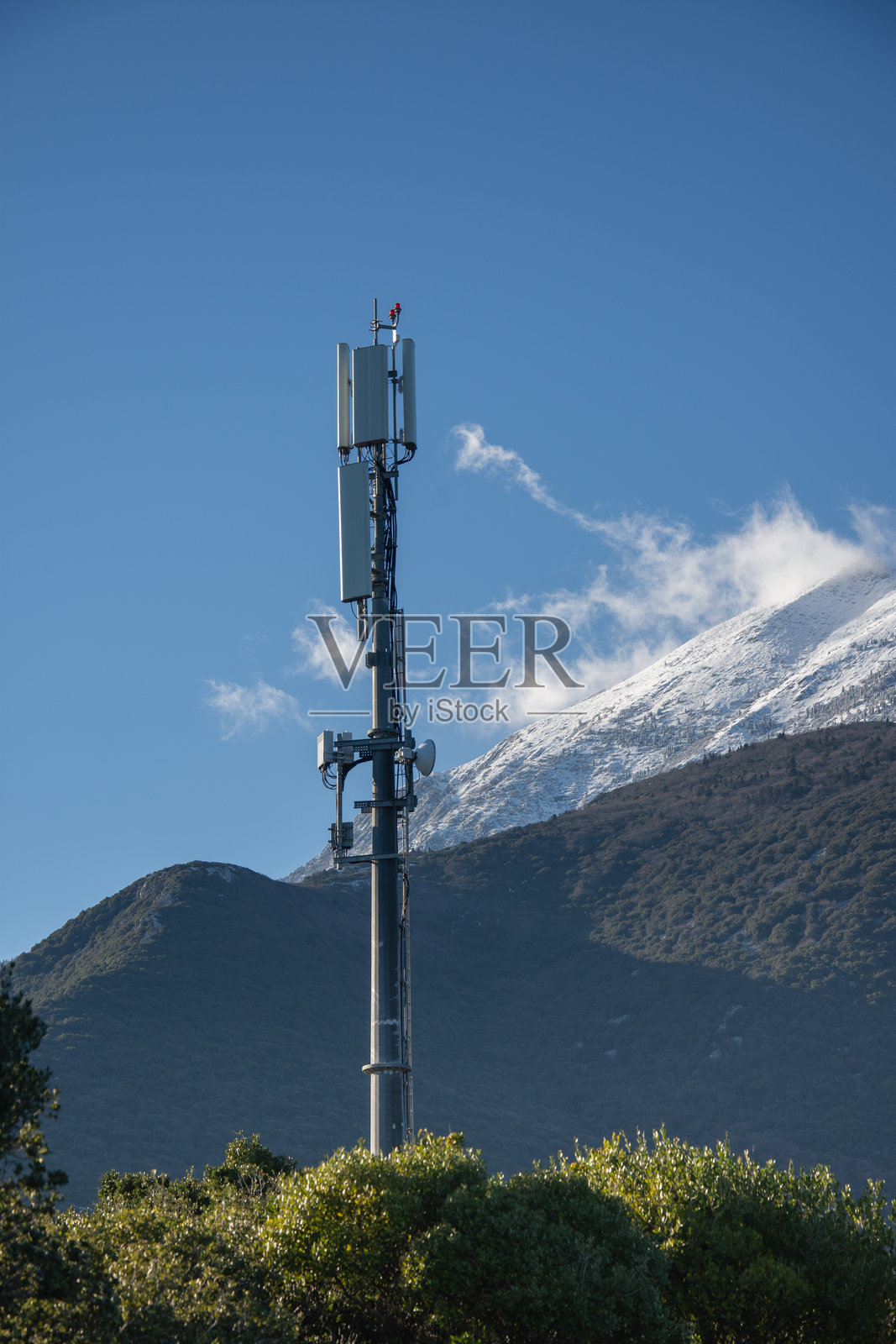 希腊阿索斯山的罗马尼亚普罗德罗穆修道院的移动网络天线，2023年2月照片摄影图片