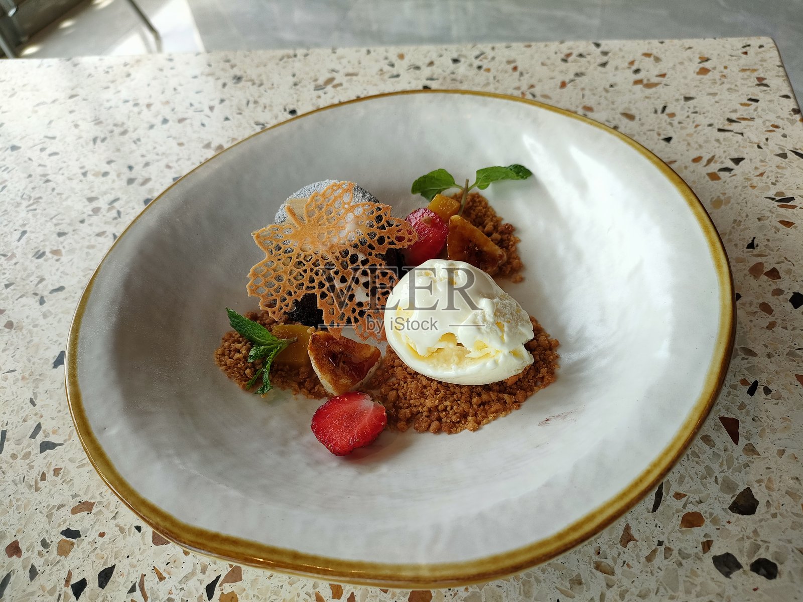 炭火熔岩蛋糕配香草冰淇淋照片摄影图片