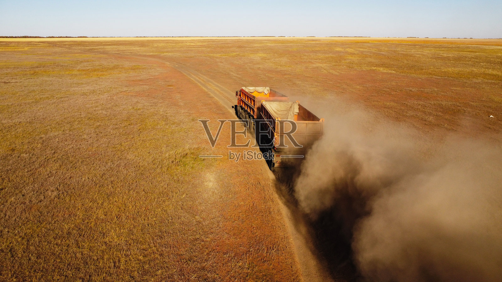 草原上的尘土飞扬照片摄影图片
