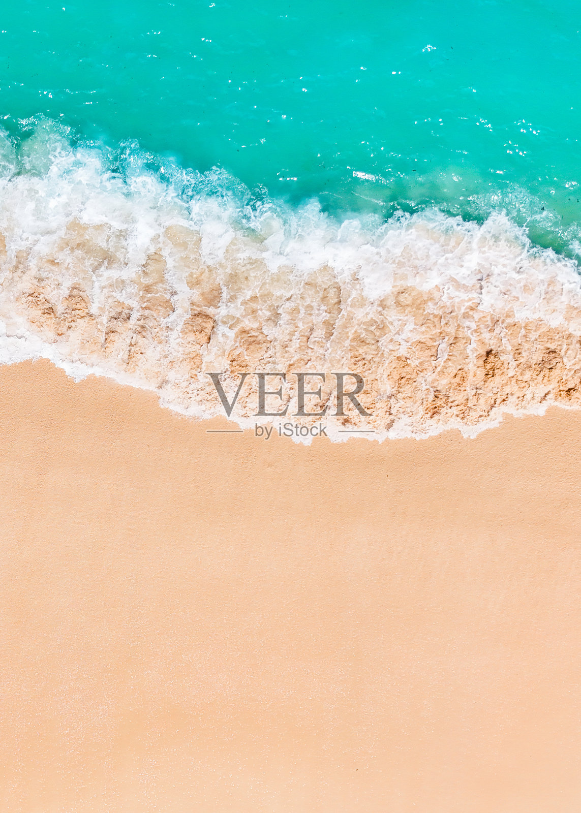 热带海滩的美丽景观，来自无人机的视角，柔和的海浪，洁白的沙滩，适合夏季设计照片摄影图片