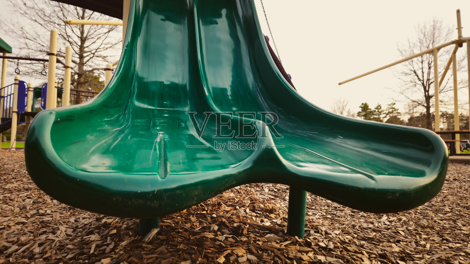 双滑梯的特写镜头。乐趣、旅程、活动、游戏、教育和探索的概念。公园设备设计元素。照片摄影图片