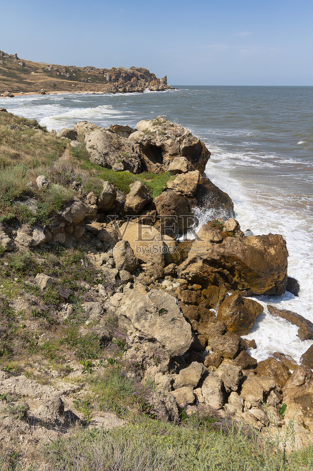 海滩上的石头和海浪照片摄影图片