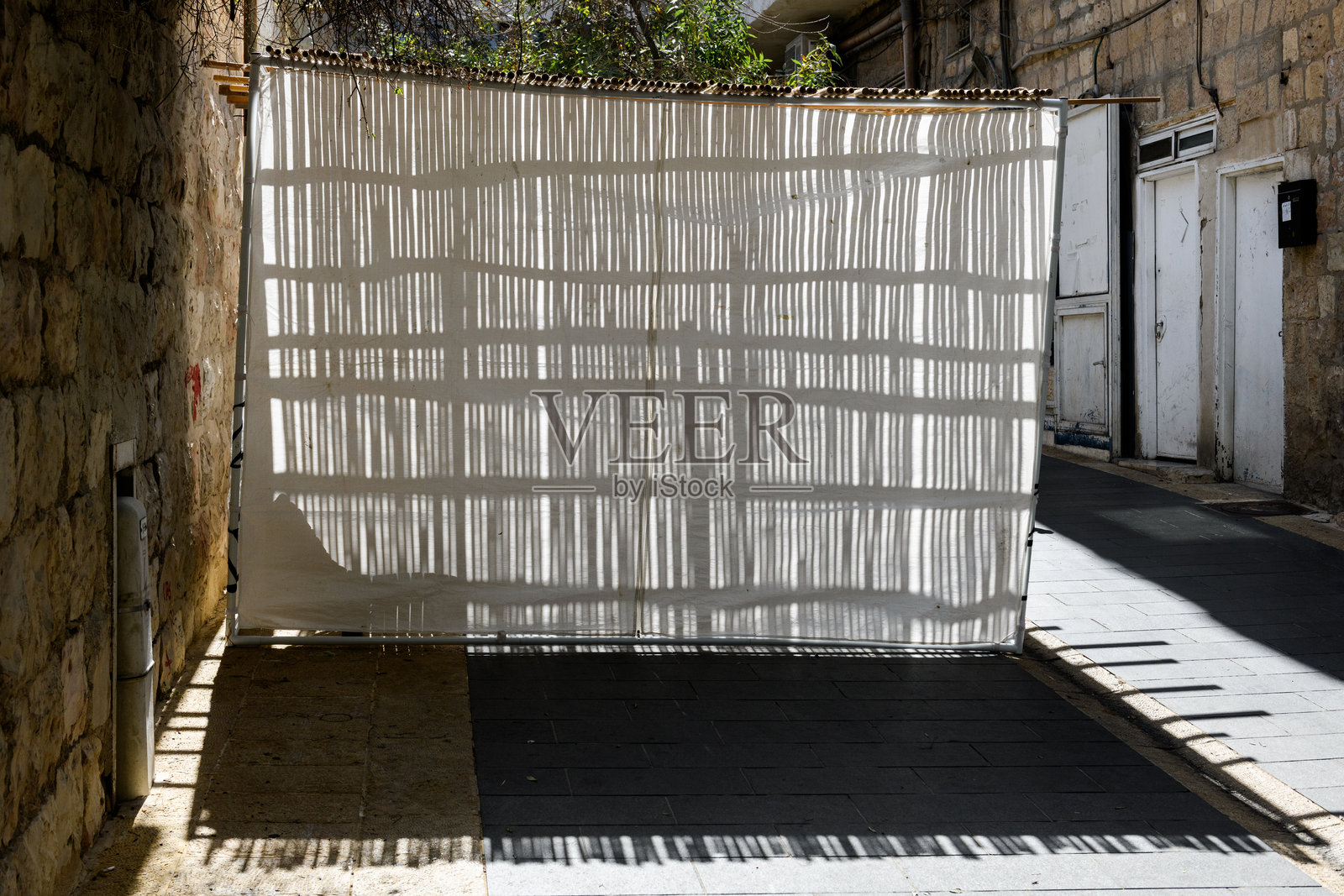 一个苏卡（sukkah），是一种临时的木制住所，墙壁由布料制成，屋顶用茅草覆盖，在以色列耶路撒冷的居民区内建造，供犹太节日住棚节（Sukkot）使用，持续一周。照片摄影图片