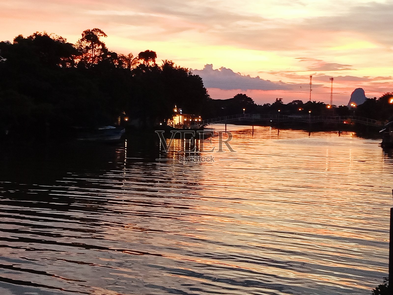泰国南部湖泊的夜晚日落照片摄影图片