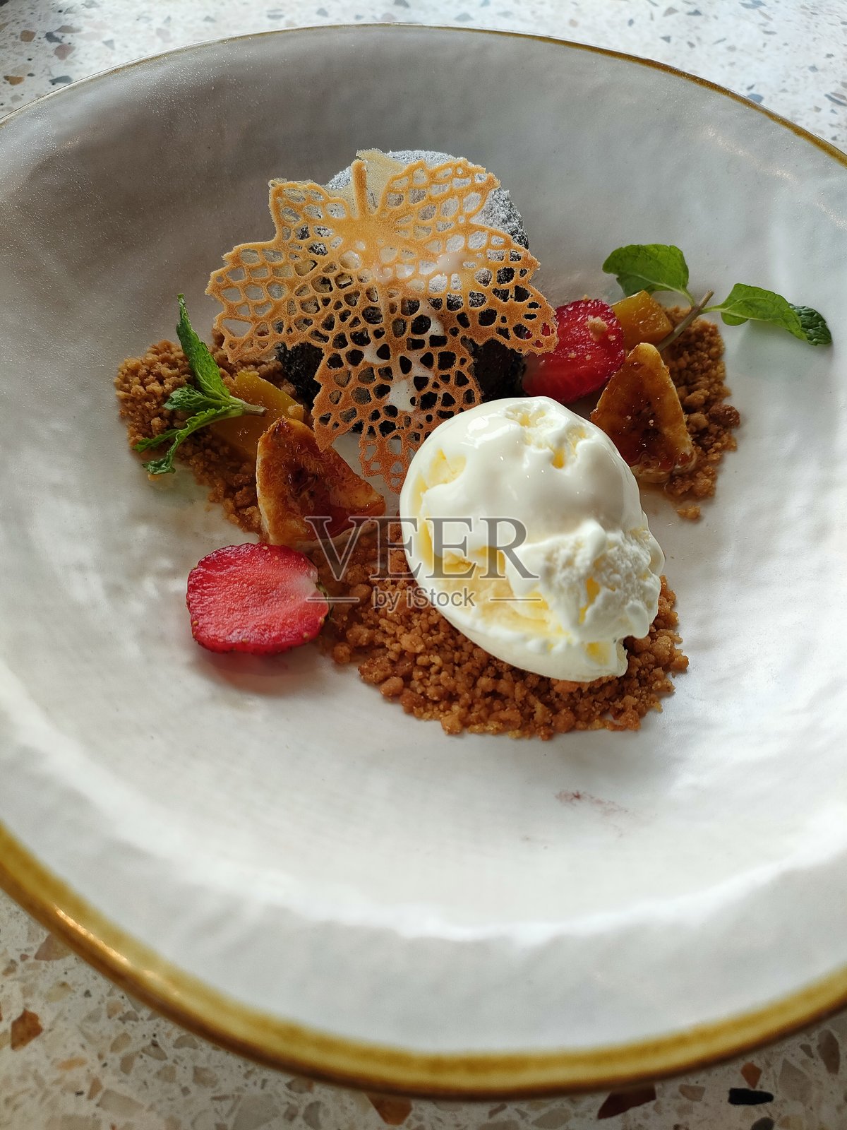 炭火熔岩蛋糕配香草冰淇淋照片摄影图片