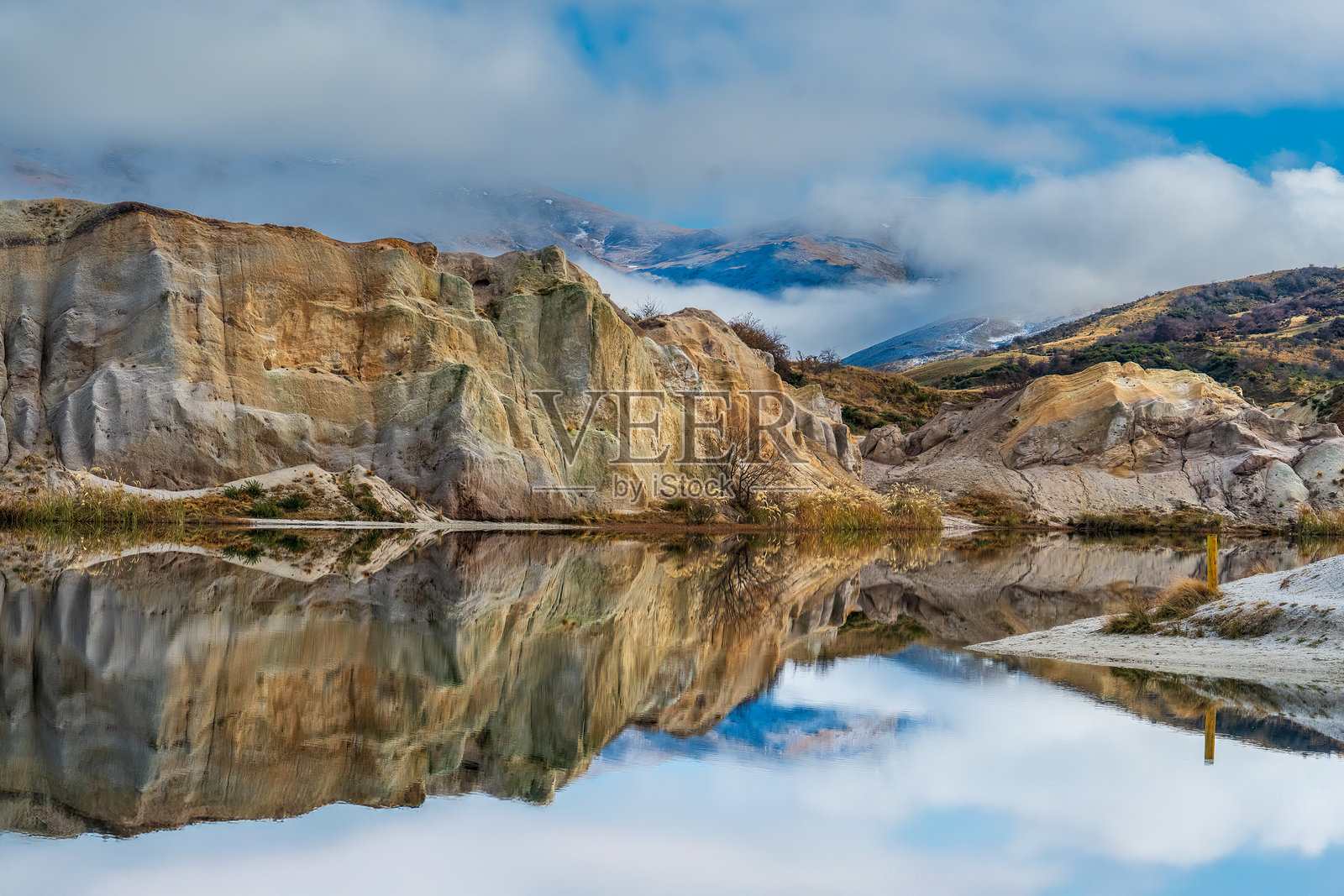 湖面倒映着雪覆盖的山脉背景照片摄影图片