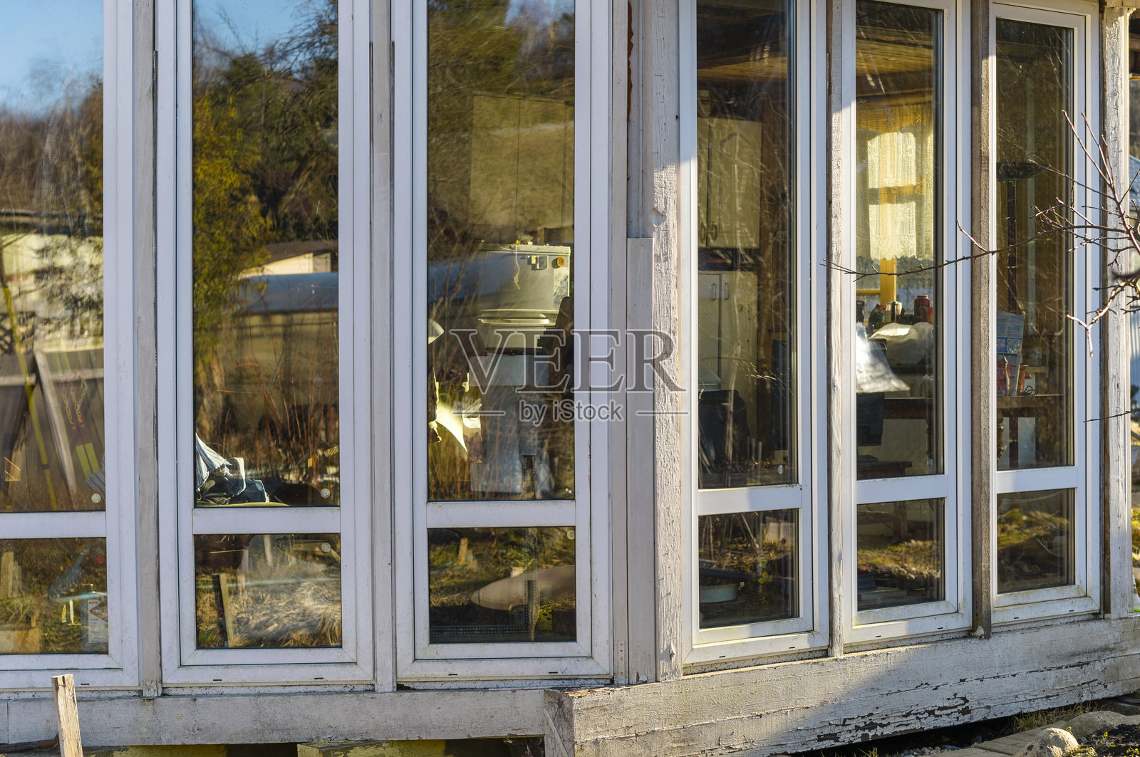 老式阳台配有竖窗照片摄影图片