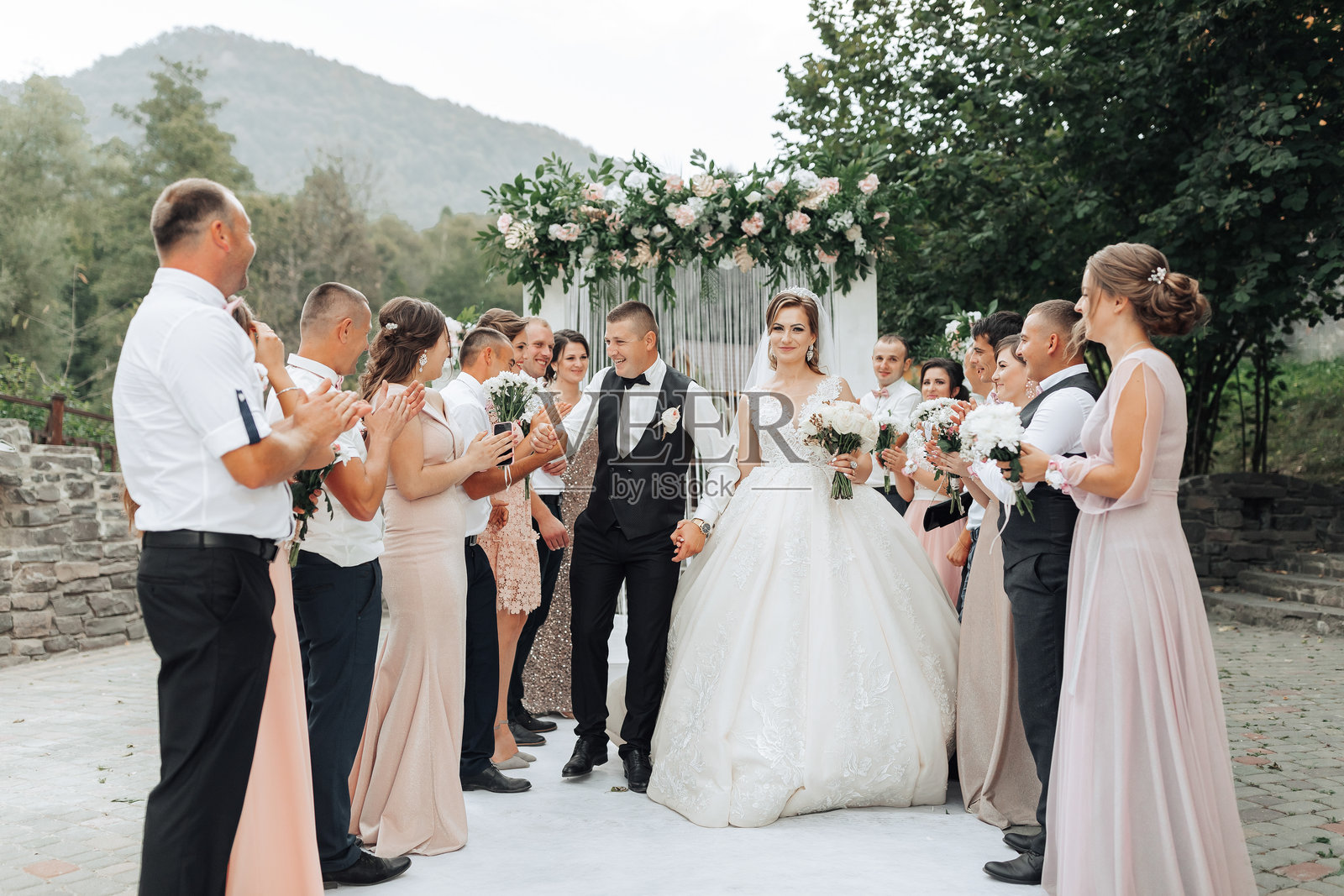 新娘穿着白色婚纱，新郎则身着黑色西装。照片摄影图片