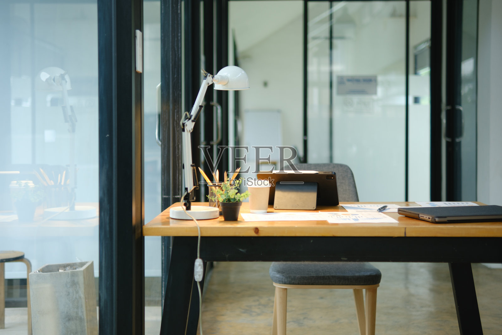 现代办公桌上有平板电脑、财务文件和咖啡杯，营造出专业的工作环境照片摄影图片