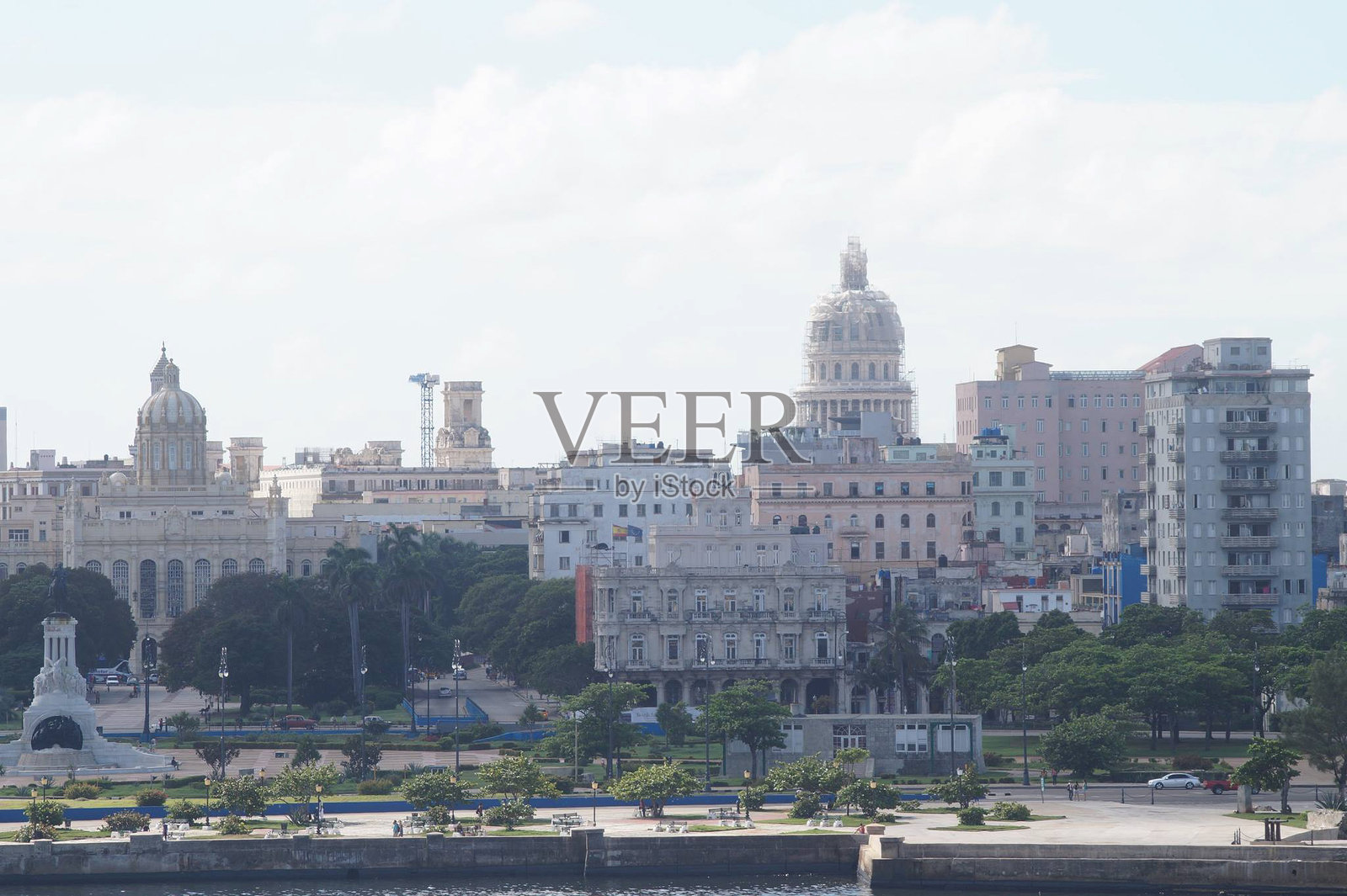 哈瓦那美丽的天际线，展示了历史建筑和充满活力的城市生活，映衬在明亮的天空下照片摄影图片