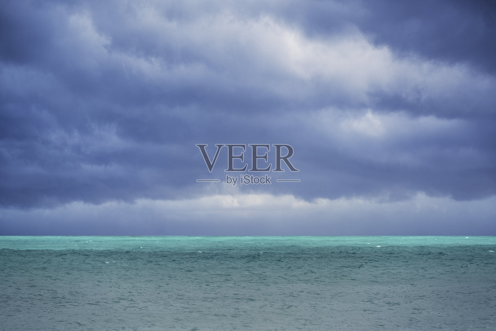 清晨的蓝天上漂浮着洁白的云朵，海洋上宁静、凉爽、放松的感觉。照片摄影图片