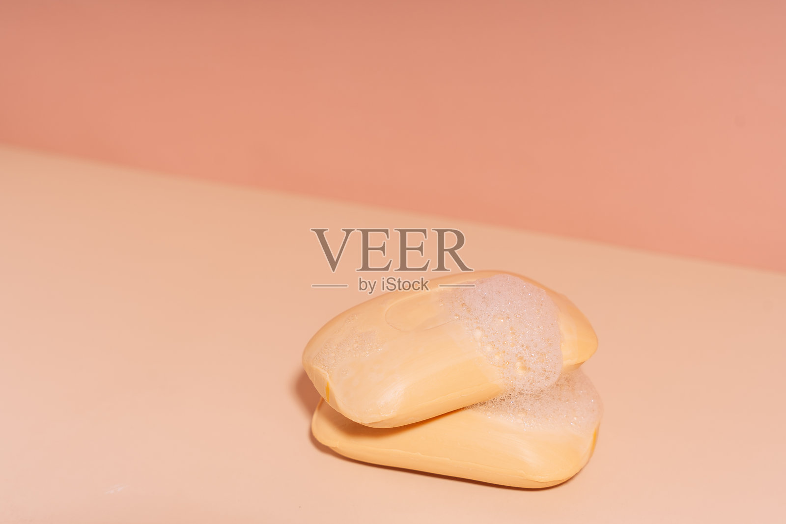 两块香皂放在米色背景上照片摄影图片