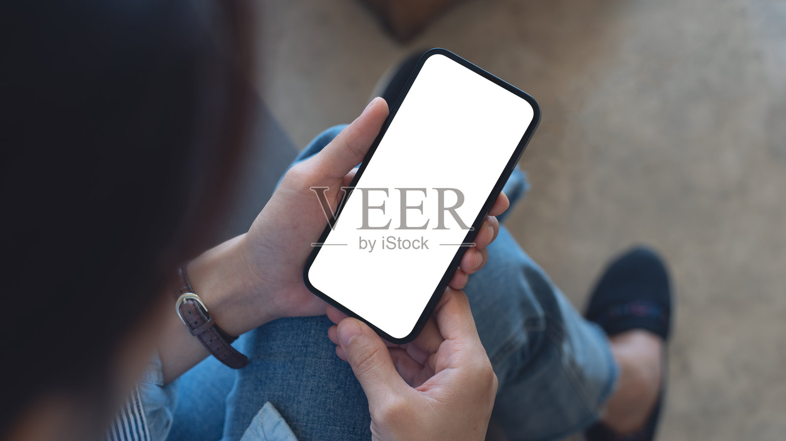 Cell phone white blank screen mockup, woman's hand holding mobile phone with blank screen and a cup of coffee in coffee shop, overhead shot, social media marketing design照片摄影图片