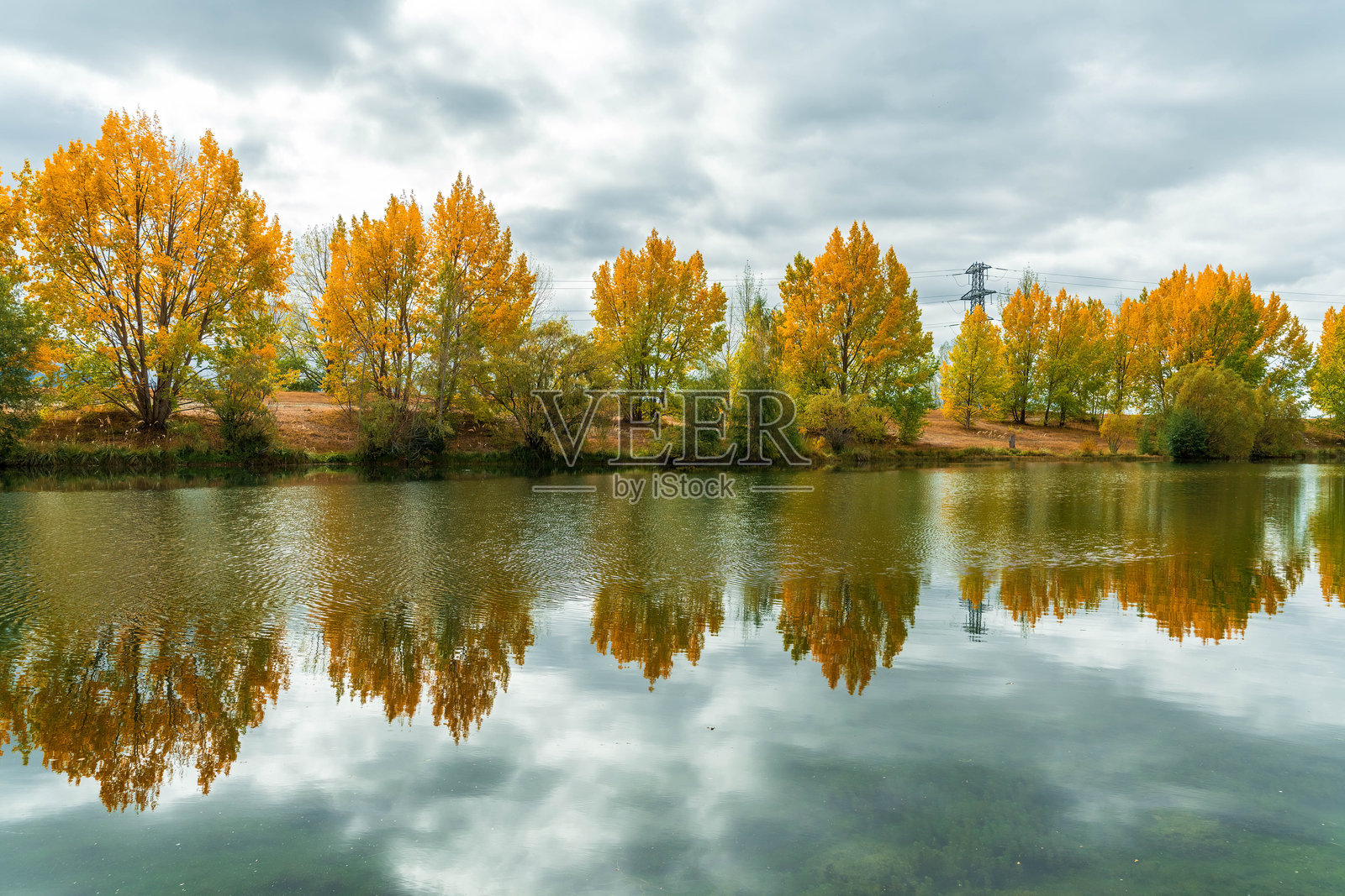 麦肯齐地区埃兰兹池塘的秋季色彩景观照片摄影图片