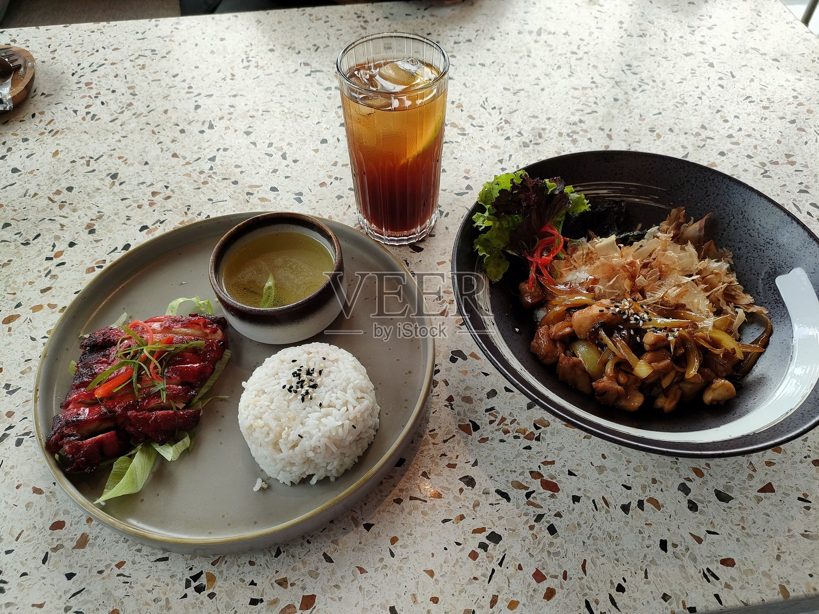 亚洲融合餐套餐，配米饭和冰茶照片摄影图片