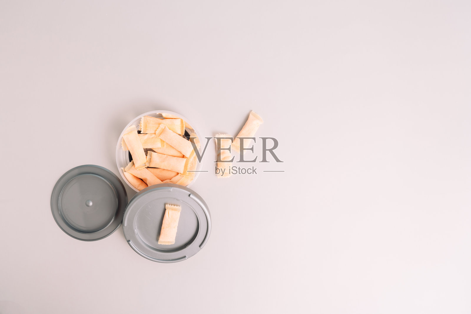 装有水果味鼻烟包的塑料罐照片摄影图片