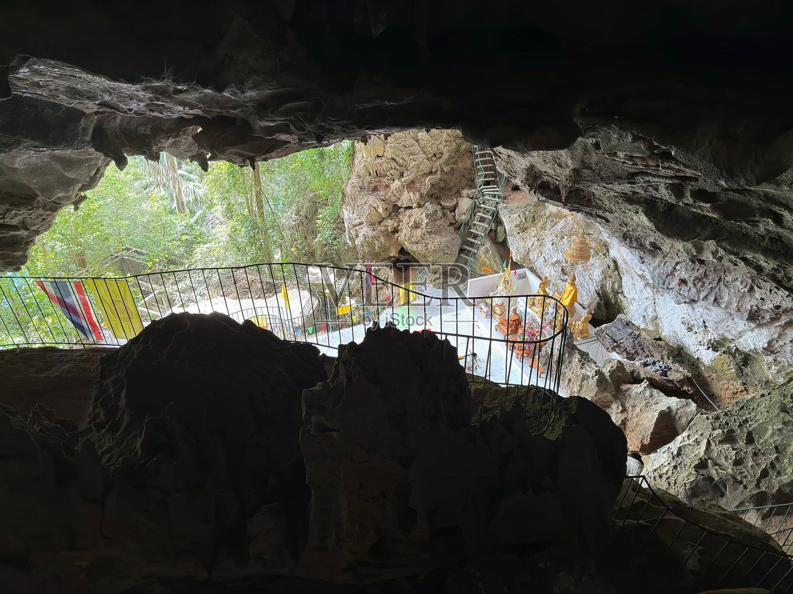 探索一个装饰着鲜艳布料的古老洞穴，窥见自然的奇观照片摄影图片