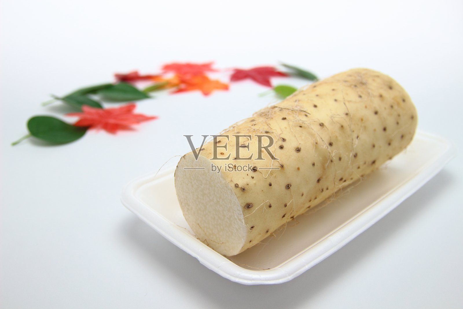 在漫长的秋夜里，享受一刻温暖的时光，品味深厚风味的日本山药。照片摄影图片