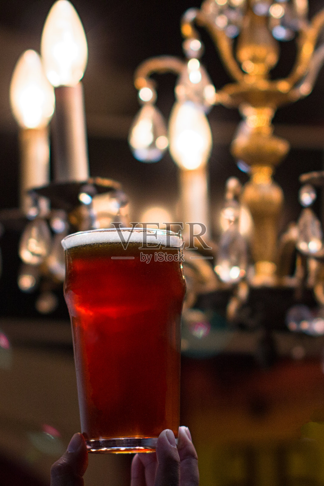 复古吊灯下的红色艾尔啤酒祝酒照片摄影图片