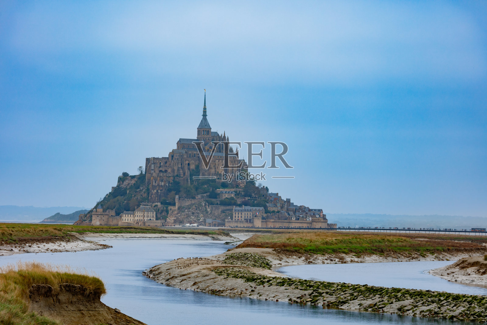宏伟的石头堡垒在浩瀚的云层中轮廓分明照片摄影图片
