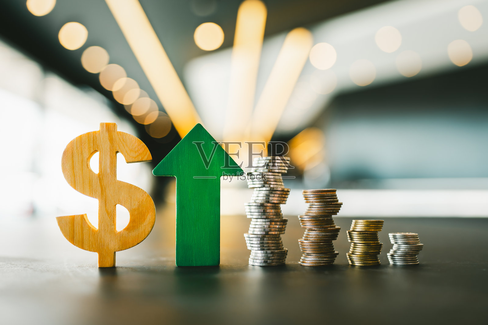 美元符号和向上箭头，成功的概念，调整或降低美联储利率以纠正通货膨胀的方式和系统。照片摄影图片