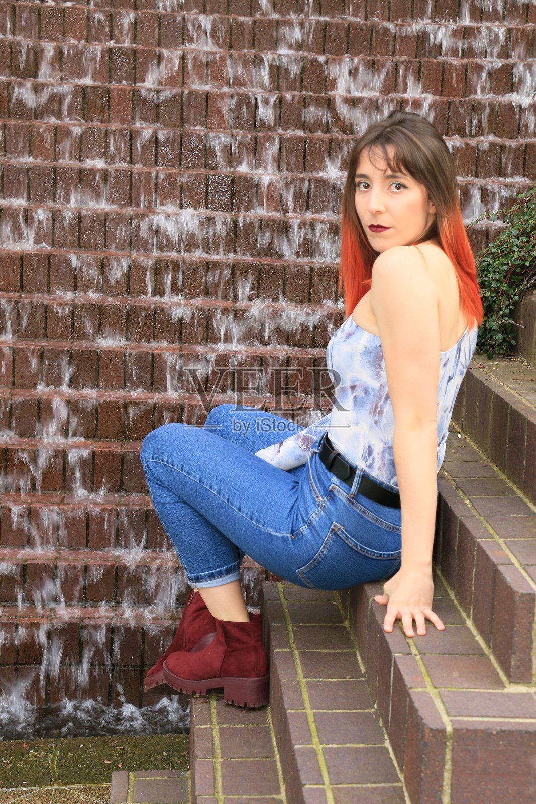 Beside A Manmade Waterfall照片摄影图片