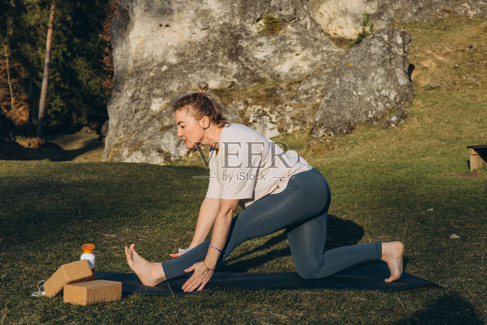 年轻女性在大自然中练习瑜伽。女孩在户外冥想。女性拥有纤细、强壮和灵活的身体。健康的生活方式。活力、平静、放松、正念和禅意能量的概念。照片摄影图片