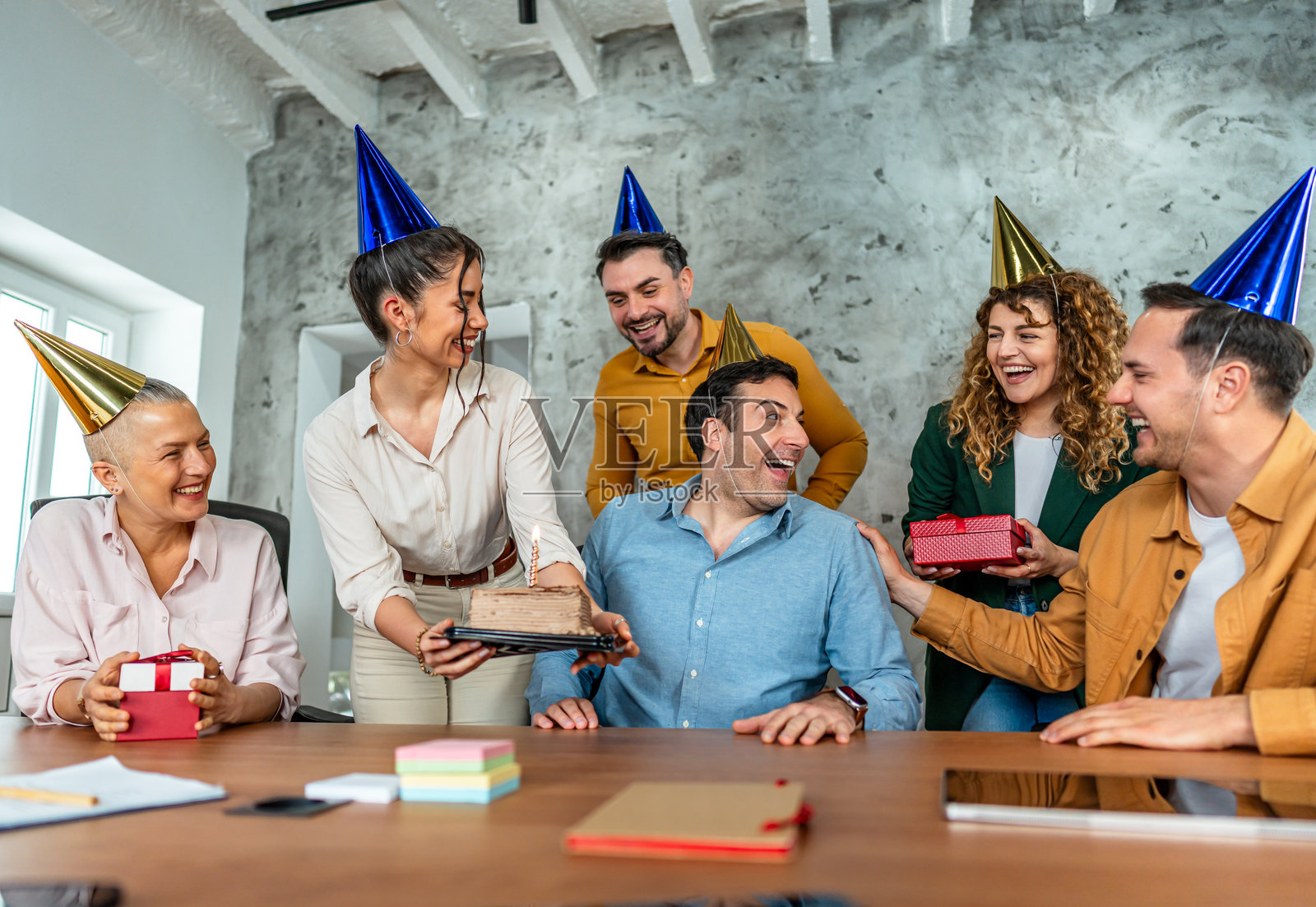 同事们在办公室为生日男士准备惊喜蛋糕和礼物照片摄影图片