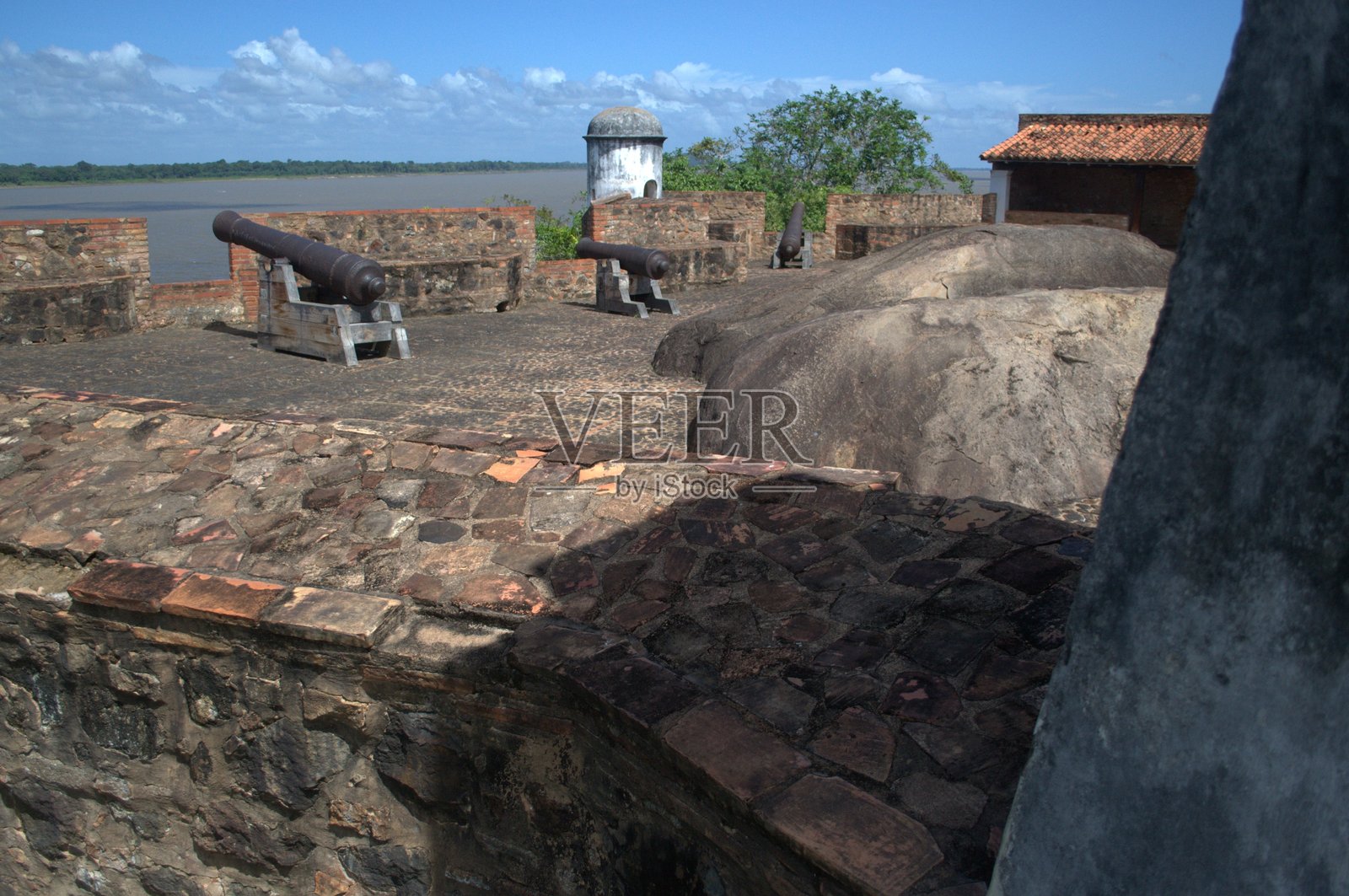 奥里诺科河上的防御性建筑。照片摄影图片