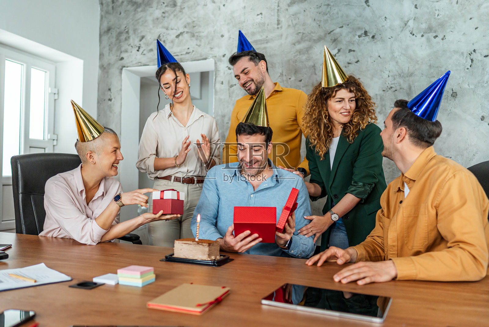 同事们在办公室庆祝生日，赠送礼物和蛋糕照片摄影图片