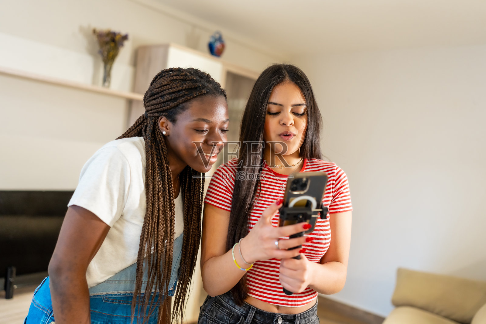 两个青少年在家用智能手机和稳定器制作内容照片摄影图片