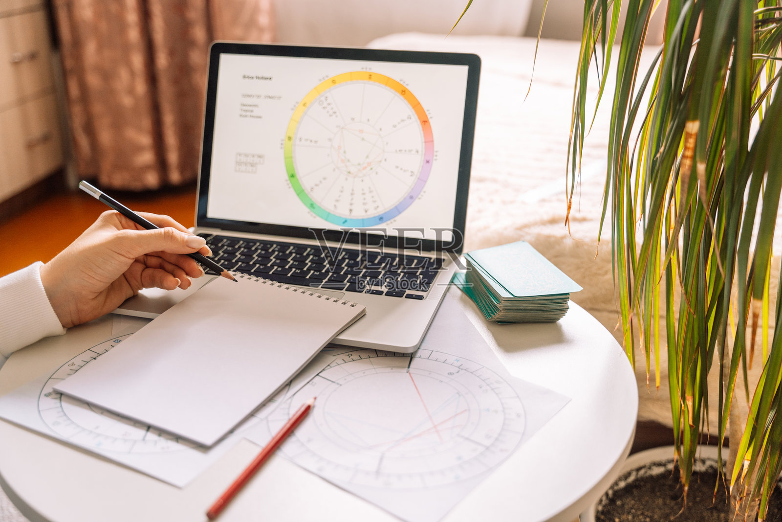 一位占星师正在使用笔记本电脑制作出生图。照片摄影图片