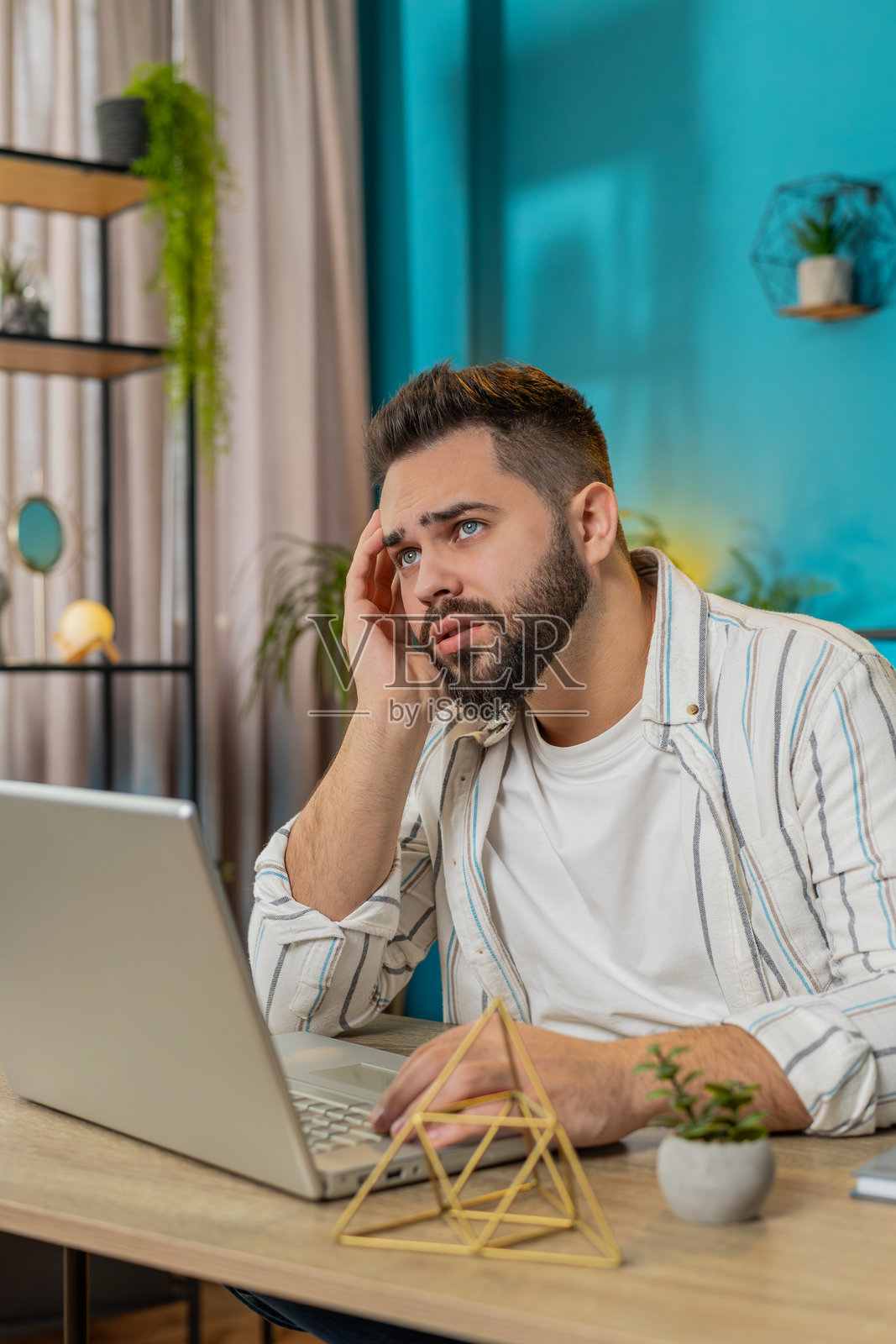 悲伤、沮丧、沉思和恼怒的男人在家中办公室因不公平的破产压力而痛苦。照片摄影图片